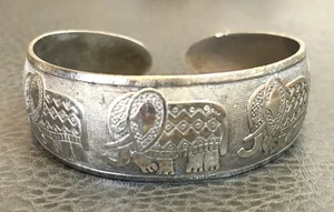 Vintage silberfarben tibetisch geprägt Elefant Ethno Stamm Boho Manschette Armband - Bild 1 von 7
