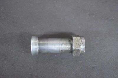 BRIDGESTONE BS175 BS 175 DOBLE TWIN DT175 RUEDA TRASERA BRIDA EJE PERNO Foto 1 de 4