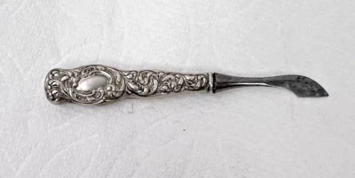 Juego de manicura de pergamino plumoso de plata esterlina Unger Brothers pieza empujador de cutículas Foto 1 de 4