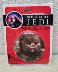 Vintage 1983 Star Wars Return of The Jedi Photo Button Pin Pinback Ewok Baby - Bild 1 von 5
