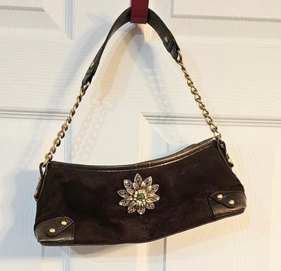Bolsa de mão feminina Apt 9 Choc marrom camurça sintética pequena tom dourado com flor de metal  - Imagem 1 de 4