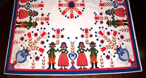 MANTEL SUECO VESTIDO FOLCLÓRICO DISEÑO PAREJA Y FLORES 36.5" X 32" - Imagen 1 de 7