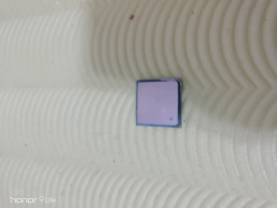 CPU INTEL PENTIUM 4 SL6EU 2,40GHZ - Immagine 1 di 1