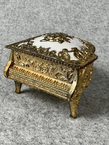 Scatola Gioielli Vintage Pianoforte Grande Tono Oro Foderata con Rose in Feltro Rosso Ornate - Foto 1 di 11