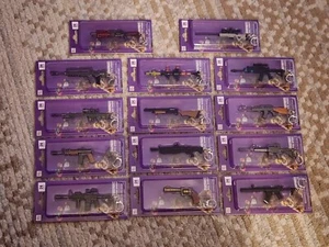 PMI FORTNITE METALLPISTOLE SCHLÜSSELANHÄNGER POSTEN VON 14 (NEU) - Bild 1 von 4