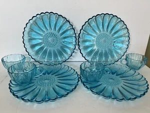 "4 juegos de tazas y platos de aperitivo Hazel Atlas Glass Capri Blue Daisy de 9,5""" - Imagen 1 de 7