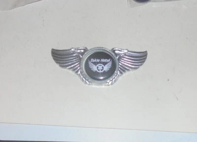 TOKIO HOTEL Banda de Concierto Insignia Chaqueta Prendedor Canción I We You The Me Grito Grito MTV Foto 1 de 3