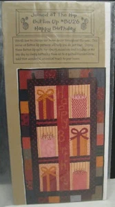 UNIDOS EN LA CADERA BOTÓN ARRIBA #BU26 PATRÓN DE EDREDÓN FELIZ CUMPLEAÑOS 22" X 42" 2005 - Imagen 1 de 2