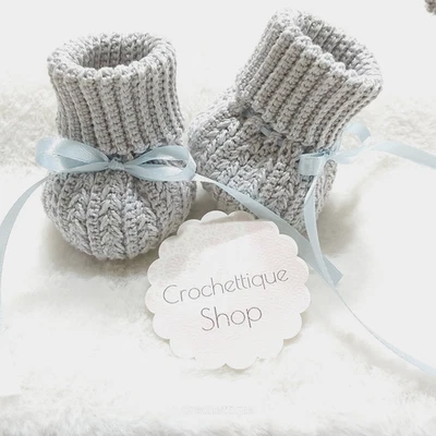 Botines de bebé de ganchillo hechos a mano por Crochettique método de punto plano Foto 1 de 4