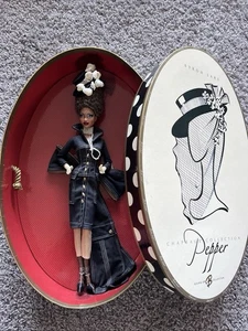 PEPPER Chapeaux Collezione Barbie Bambola Byron Lars L9601 Fashion Model Etichetta Oro - Foto 1 di 7