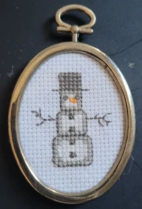 Handgenähter Kreuzstich Schneemann im Rahmen Wandbehang Baumschmuck Weihnachten - Bild 1 von 2