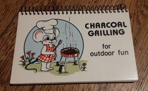 1982 CHARCOAL GRILLING FOR OUTDOOR BBQ FUN POCKET SIZE 142 PAGES RECIPES 4 x 5.5 - Imagen 1 de 5