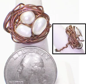 Vintage handgefertigter Vogelnestring mit Kupferdraht umwickelt mit 3 weißen Zuchtperlen 6 - Bild 1 von 4