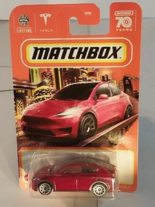 Matchbox Tesla Model Y Limousine Metallic Rubin. Neuwertig im Paket. Von 2022. - Bild 1 von 6
