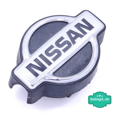 93-95 Nissan Pathfinder Rejilla Emblema Logo OEM 62895-60G00 Adorno Insignia Delantera Foto 1 de 2