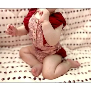 Kate Quinn Bamboo Ruffle Bubble Sleeveless Henley Merlot Sunflower 12-18 Months - Picture 1 of 14