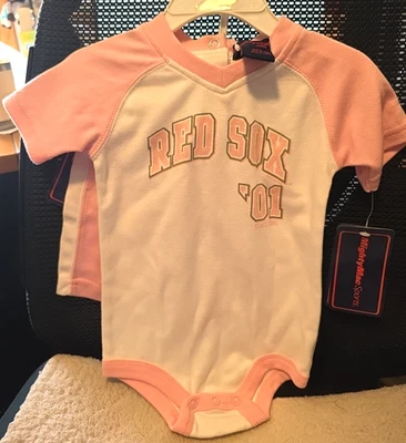 NUEVO CON ETIQUETAS 12 Meses Infantil 2 piezas Creeper & Shorts ROSA Blanco Boston Red Sox Béisbol NUEVO Foto 1 de 4