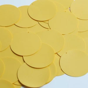Lentejuelas sueltas de vinilo opaco amarillo mantequilla de 1,5" lentejuelas redondas - Imagen 1 de 2