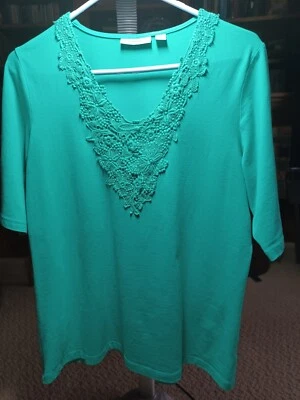 Camiseta Susan Graver Talla Mediana Kelly Verde Encaje Borde Cuello en V Foto 1 de 4