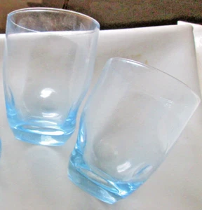 JUEGO VINTAGE DE 2 AZUL HIELO 12 OZ. VASOS CON 4 HENDIDURAS, 4 1/4"X3 1/4", USADOS - Imagen 1 de 3