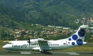 Canaryfly ATR-42 EC-LYZ @ Tenerife Los Rodeos 2014 - postcard - Picture 1 of 1