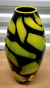 Jarrón de vidrio artístico firmado soplado a mano negro amarillo 12,5" de alto estampado - Imagen 1 de 12