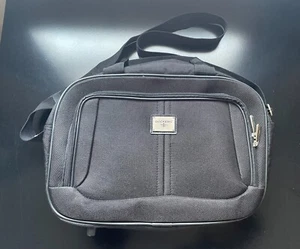 Borsa da viaggio Dockers nera 16”L X 11” H X 5” con tracolla - Foto 1 di 14