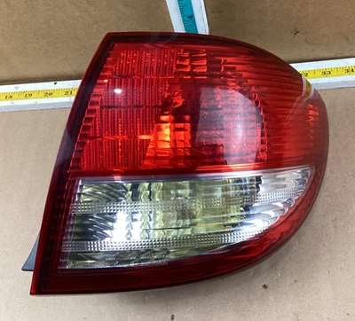 Оригинальный правосторонний задний фонарь для Infiniti I35 2002–2004 годов выпуска с креплением на четверть - Изображение 1 из 4