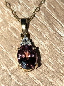 Colgante de diamantes y granate de oro amarillo de 9 quilates con sello vintage en cadena de eslabones de cable - Imagen 1 de 16
