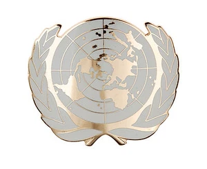 NEW UN UNITED NATIONS METAL BERET CAP METAL PIN BADGE GOLD - Picture 1 of 2