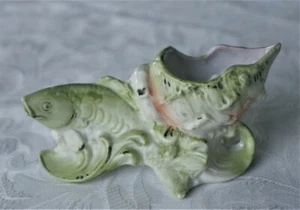 LOVELY ANTIQUE SMALL PORCELAIN FISH & SHELL VASE - Picture 1 of 6