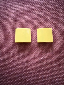 LEGO Pendenza, Curva, Top Liscio, 2x2, Parte # 15068, Giallo - 2 Pezzi - Foto 1 di 4