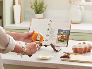 Dairy Diary 2026 & Bookstand Bundle - Picture 1 of 2
