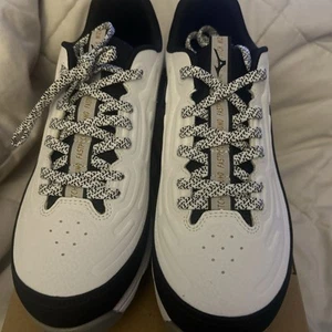 NEW Women's Mizuno 9-Spike Swift 8 Low Metal Softball Cleats Size 8🥎wht/black - Picture 1 of 7