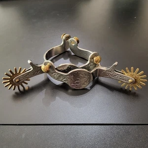 Espuelas vaqueras occidentales de colección sin marca en tono plateado grabadas con tono dorado - Imagen 1 de 7