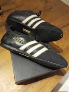adidas anciennes '70,'80, "low play football" (wembley '66) pour 41 ou 42 