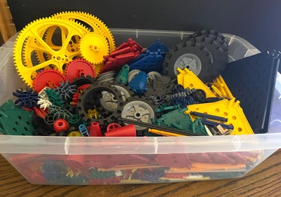 Lote misto antigo K'Nex de 7 lb -- Painéis, engrenagens, hastes, pneus, cones, conectores - Imagem 1 de 4