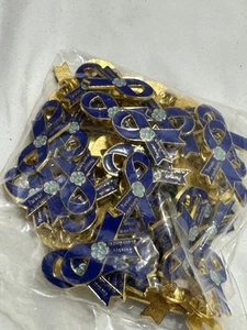 50 piezas broches de aleación de cinta azul alfileres de metal cinta conmemorativa en Forever in Ou... - Imagen 1 de 2