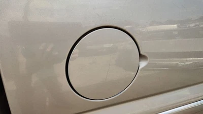 Sierra 2500 HD 1999-07 puerta del tanque de combustible con bisagra tapa de gas OEM peltre metálico 11u Foto 1 de 3