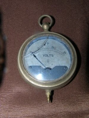 Ancien petit appareil de mesure: Voltmètre 0 à 15Volts, boitier en métal - Photo 1/2