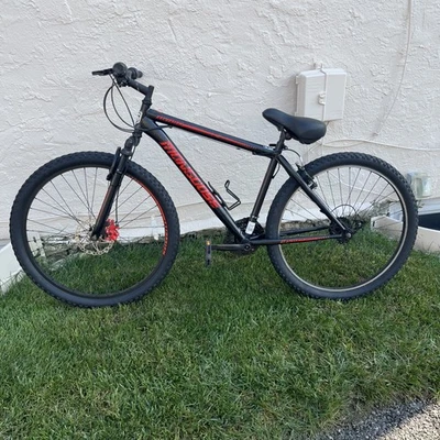 Bicicleta de montaña Mongoose para adultos Foto 1 de 3