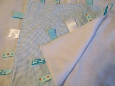 Manta de seguridad para bebé Taggie cinta hecha a mano 15" x 15" cuadros azul y blanco Foto 1 de 2