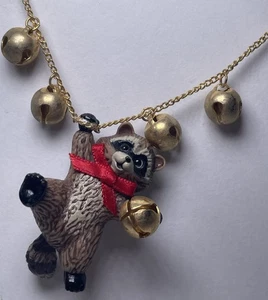Hallmark 1986 Li'l Jingler Waschbär Glocke Weihnachten hängender Ornament Vintage - Bild 1 von 5
