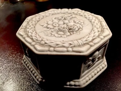 Boite Ancienne Porcelaine Biscuit Décoration Floral & Angelots Superbe Relief - Photo 1/4