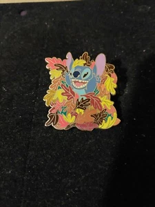 Disney Pin - Fall Harvest Series - Stitch Playing in Leaves. 57464 - Foto 1 di 2