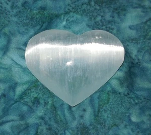 White Selenite Gemstone Heart NEW 51.86mm 1.4oz Crystal Healing Mental Clarity - Picture 1 of 5