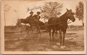 Vintage Postkarte RPPC Zwei Männer fahren Buggy Pferde rauchen Pfeifen 1904-1918 JA7 - Bild 1 von 2