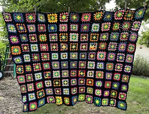 Coperta vintage Granny Square nera afgana all'uncinetto Roseanne Big Bang 48"x38" - Foto 1 di 10