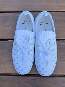 ISAAC MIZRAHI Live! 80 $ gepunktete Strick-Schnürsneaker - weiß/gold - Größe 6,5 M - Bild 1 von 5