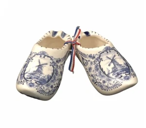 PAIR OF DELFT BLUE DUTCH CLOG SHOE WINDMILL FLORAL ASHTRAY HOLLAND HAND PAINTED - Picture 1 of 8